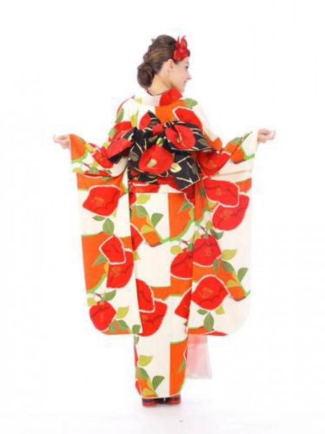 【紅一点】レトロな人気の椿柄の振袖フルセット(白　オレンジ系)|普通サイズ