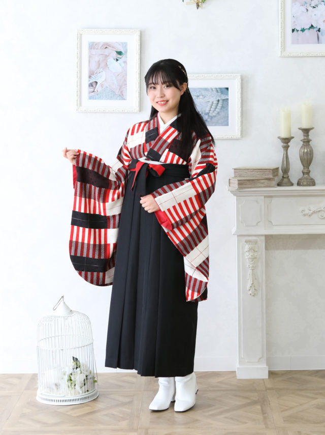 モダンアンテナ 赤ストライプ柄の卒業式袴フルセット(白/黒系)|卒業袴(普通サイズ)