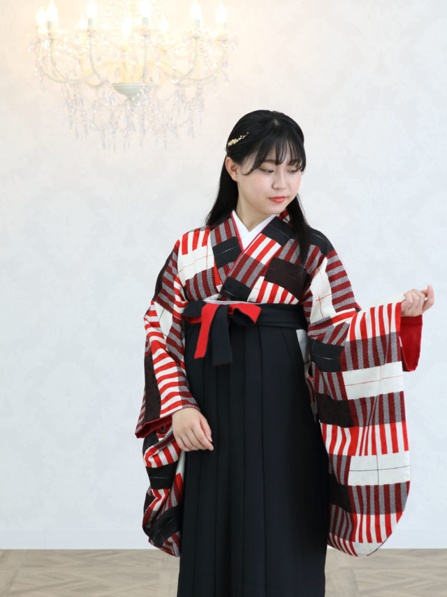 モダンアンテナ 赤ストライプ柄の卒業式袴フルセット(白/黒系)|卒業袴